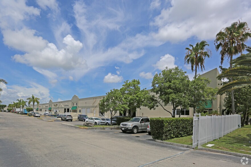4630 NW 74th Ave, Miami, FL à louer - Photo du bâtiment - Image 2 de 11