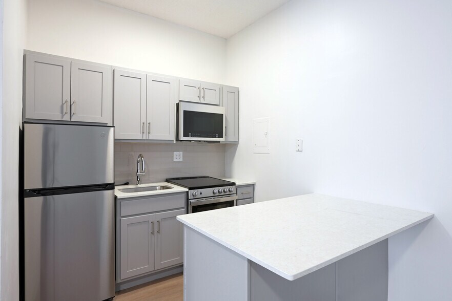 BCP Portfolio portefeuille de 3 propriétés à vendre sur LoopNet.ca - Photo du bâtiment - Image 3 de 48