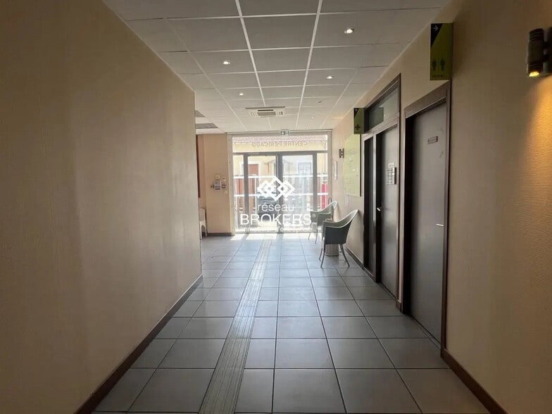 Office in Lyon for sale - Building Photo - Image 2 of 8