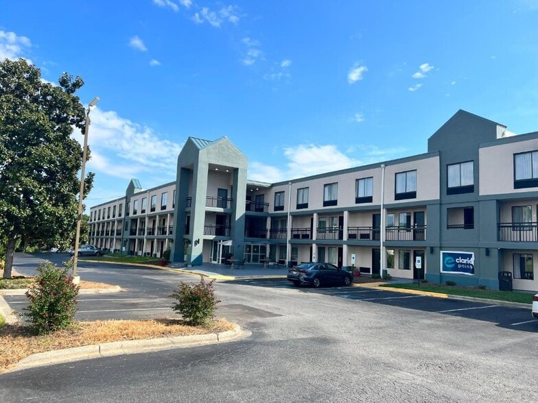 2003 Athena Ct, Greensboro, NC à vendre - Photo du bâtiment - Image 1 de 4