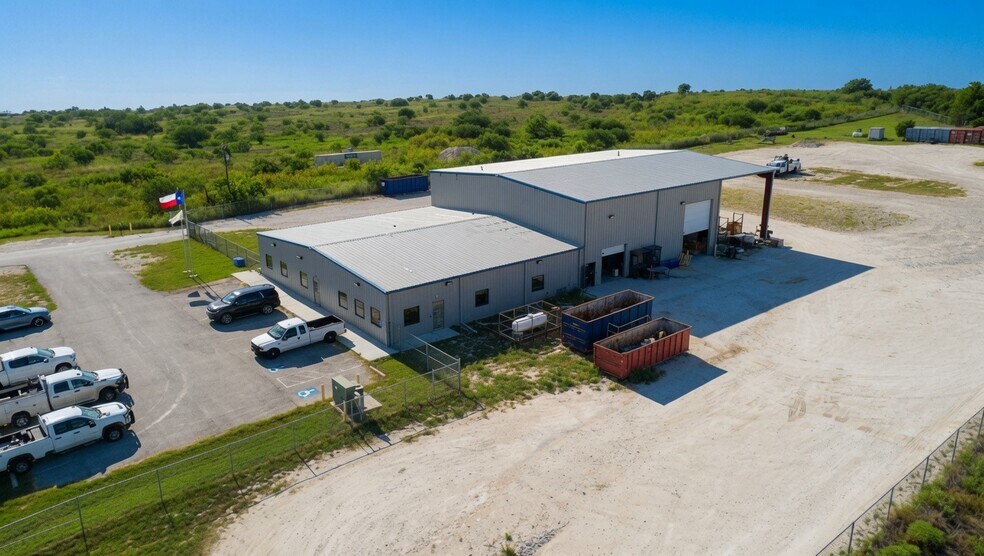 901 W State Highway 72, Kenedy, TX à louer - Photo du bâtiment - Image 3 de 11