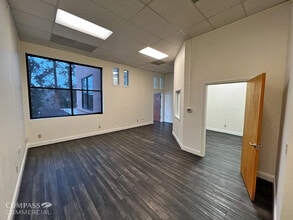 869 NW Wall St, Bend, OR à louer Photo intérieure- Image 2 de 2