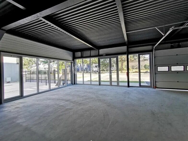 Flex in Lesquin for lease - Interior Photo - Image 2 of 6