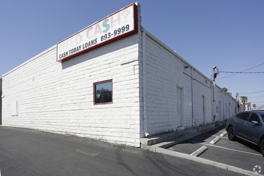 2300 E Desert Inn Rd, Las Vegas, NV à louer - Photo du bâtiment - Image 3 de 5