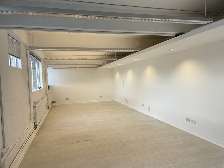 39-40 Greenwich Market, London for lease - Interior Photo - Image 2 of 14