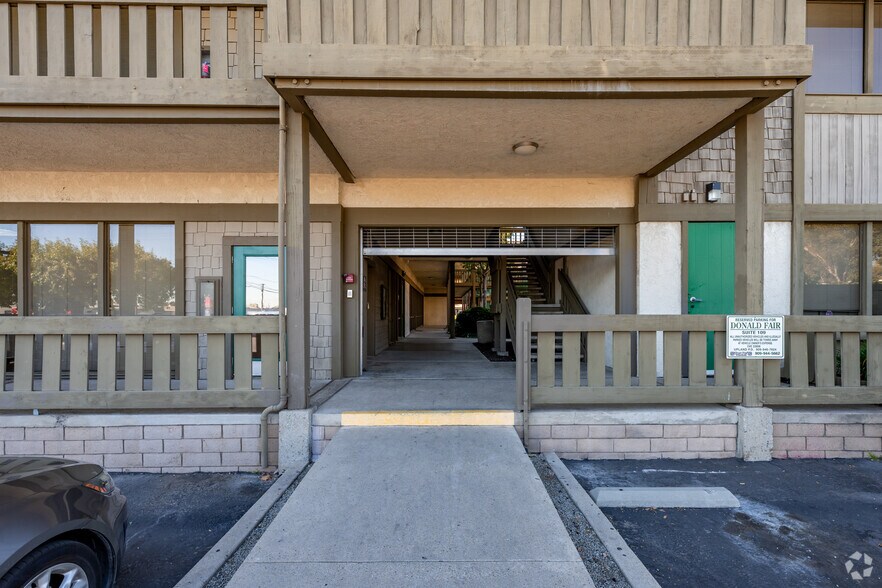 222 N Mountain Ave, Upland, CA à louer - Photo du bâtiment - Image 2 de 7