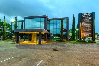 6699 Chimney Rock Rd, Houston, TX à louer Photo du bâtiment- Image 1 de 3