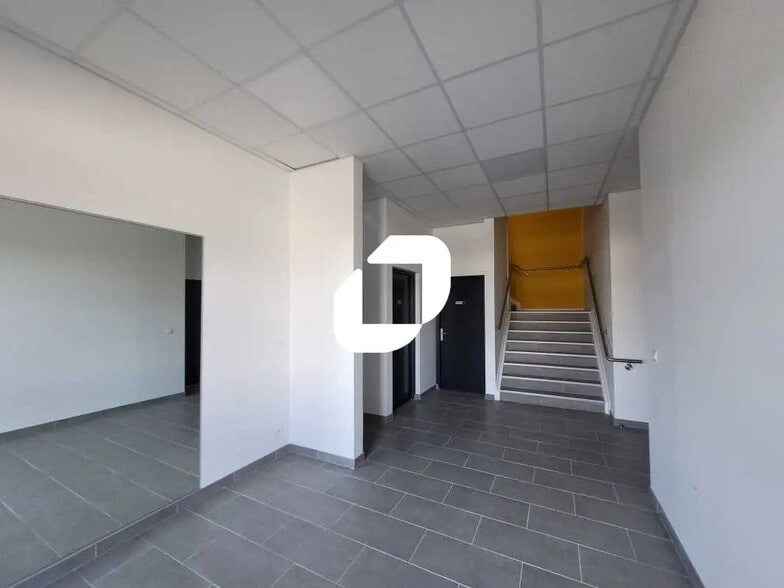 Office in Lisses for lease - Interior Photo - Image 2 of 8