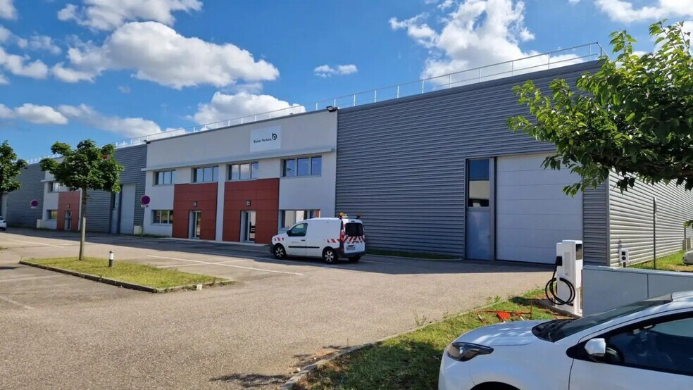 Flex dans Saint-Priest à louer - Photo du bâtiment - Image 2 de 18
