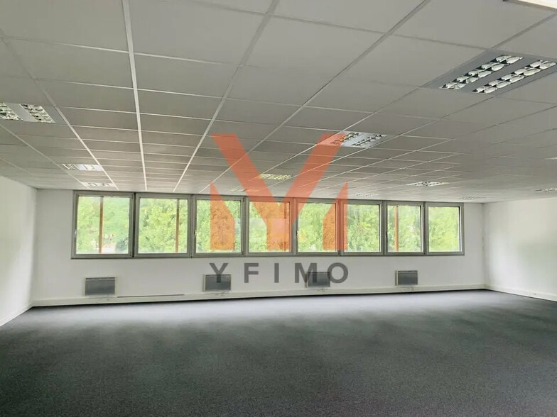 Flex in Gennevilliers for lease - Interior Photo - Image 3 of 4