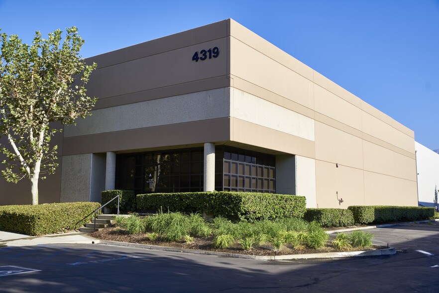 4317 E Santa Ana St, Ontario, CA à louer - Photo du bâtiment - Image 2 de 3