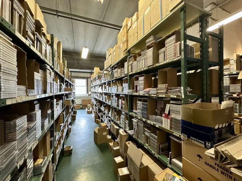 Local d'activités dans Ivry-sur-Seine à vendre - Photo du bâtiment - Image 3 de 7