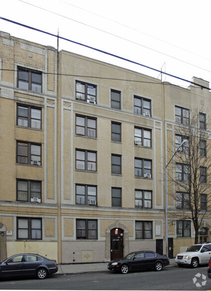 276 E 199th St, Bronx, NY à vendre - Photo du bâtiment - Image 2 de 4