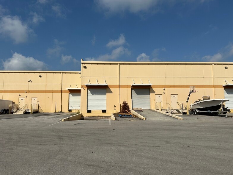 12601 NW 115th Ave, Medley, FL à vendre - Photo du bâtiment - Image 3 de 12