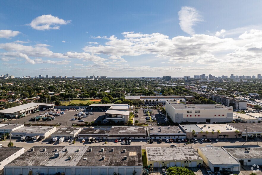 5149-5199 NE 12th Ave, Oakland Park, FL à louer - Photo du bâtiment - Image 3 de 8