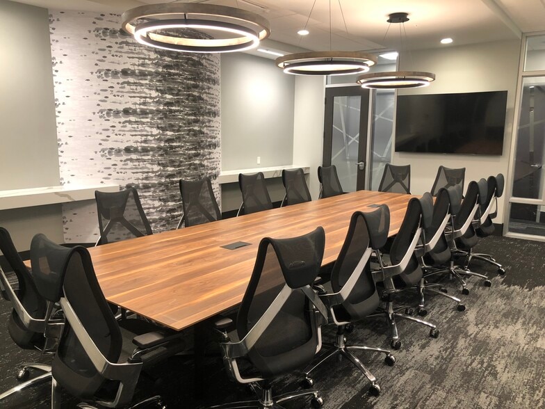 10255 Commerce Dr, Carmel, IN for lease - Interior Photo - Image 2 of 23