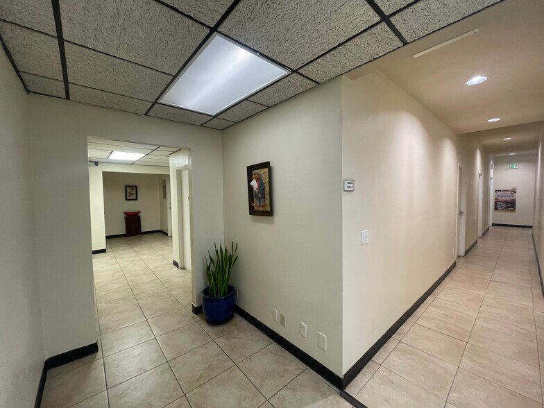 135 Civic Center Dr, National City, CA à louer - Photo du bâtiment - Image 3 de 21