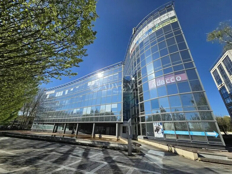 Office in Villepinte for lease - Building Photo - Image 1 of 9