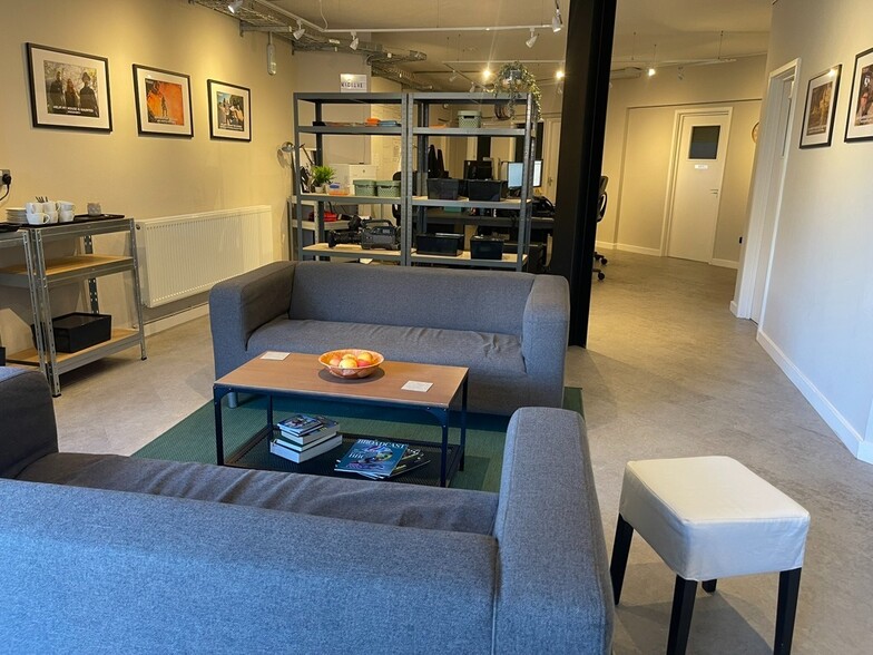 3 Clifton Mews, Brighton for lease - Interior Photo - Image 2 of 27