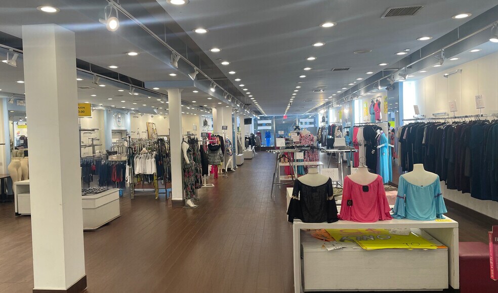 5636 Myrtle Ave, Ridgewood, NY à louer - Photo du bâtiment - Image 2 de 5