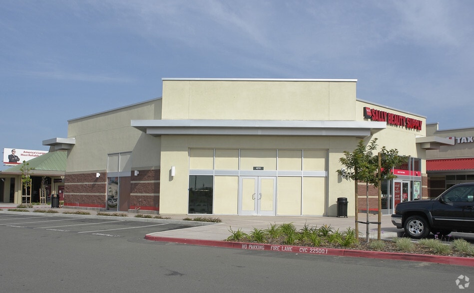 Retail Buildings For Sale portfolio of 2 properties for sale on LoopNet.ca - Primary Photo - Image 2 of 19