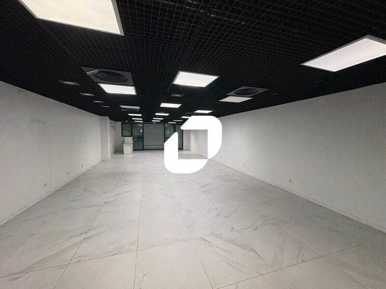 Retail in Les Mureaux for lease - Interior Photo - Image 2 of 8