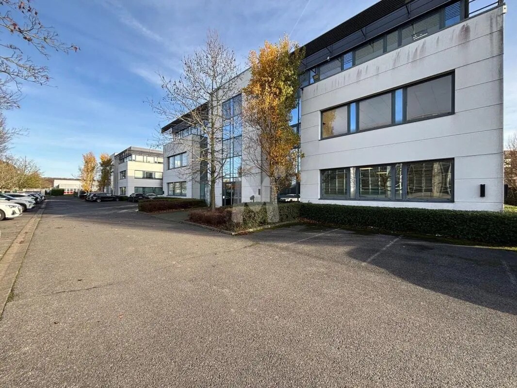 Office in Les Ulis for lease Building Photo- Image 1 of 12