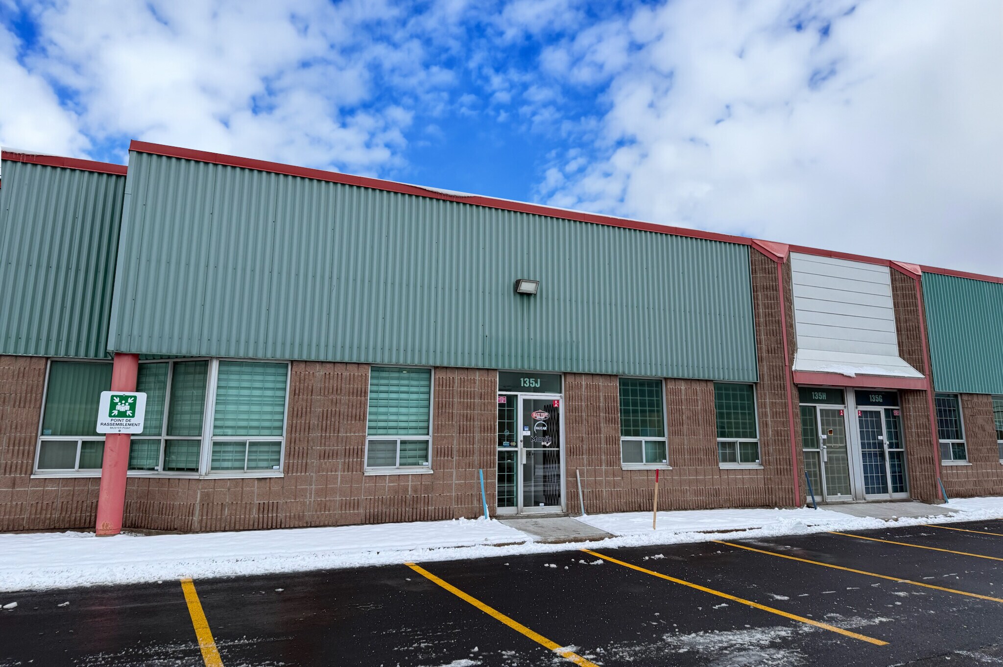 135 Ch du Tremblay, Boucherville, QC à louer Photo du bâtiment- Image 1 de 3
