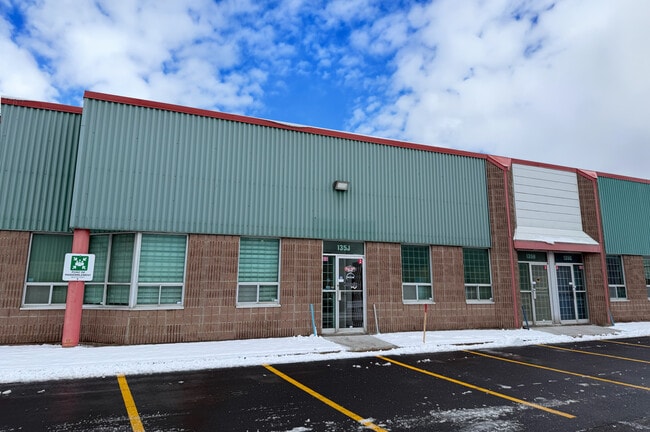 Plus de détails pour 135 Ch du Tremblay, Boucherville, QC - Industriel à louer