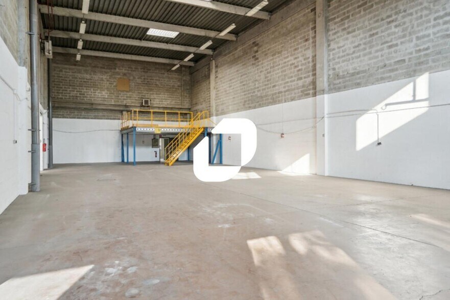 Flex in Lognes for lease - Interior Photo - Image 1 of 13