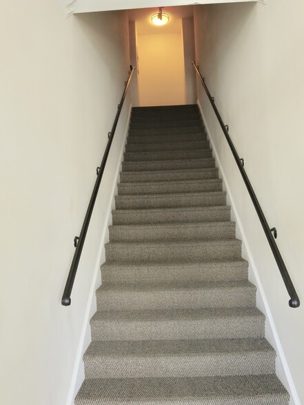 321 Dick Street #205 & #206 portfolio of 2 properties for sale on LoopNet.ca - Interior Photo - Image 2 of 16