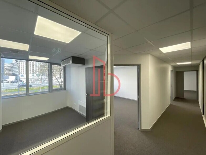 Office in Bordeaux for lease - Interior Photo - Image 3 of 5