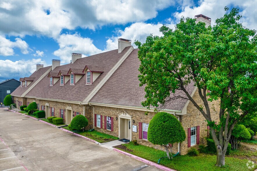 326 S Edmonds Ln, Lewisville, TX à louer - Photo du bâtiment - Image 3 de 29