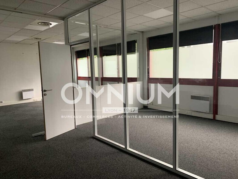 Office in Villeurbanne for lease - Interior Photo - Image 3 of 6
