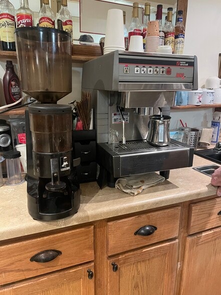 136 Park Street, Butte, MT for sale - Interior Photo - Image 3 of 17