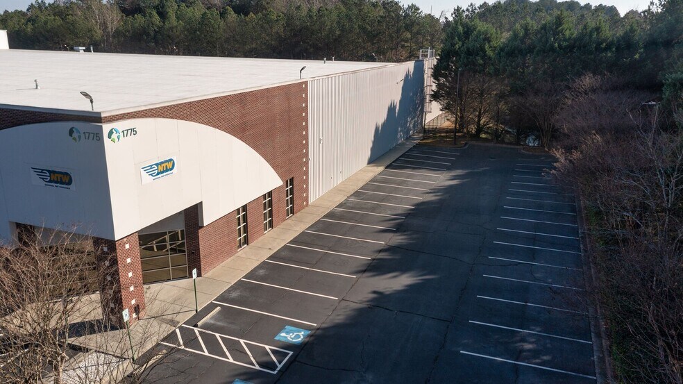 1775 Hillcrest Rd, Norcross, GA à louer - Photo du bâtiment - Image 2 de 8