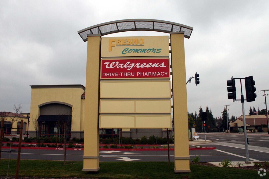 7075 N West Ave, Fresno, CA à louer - Photo du bâtiment - Image 3 de 7