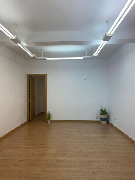 Retail in Córdoba for lease - Building Photo - Image 1 of 8