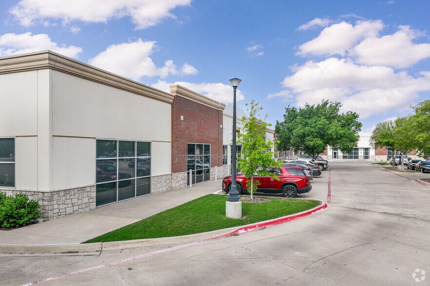 601 S Main St, Keller, TX à louer - Photo du bâtiment - Image 2 de 7