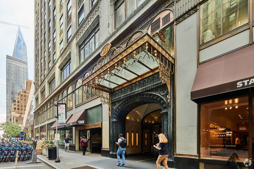 515 Madison Ave, New York, NY à louer - Photo du bâtiment - Image 2 de 3