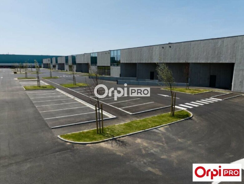 Industrial in Seclin for lease - Building Photo - Image 2 of 8