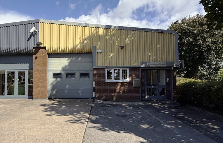 6 Oakfield Trading Estate, Altrincham for lease - Primary Photo - Image 1 of 1