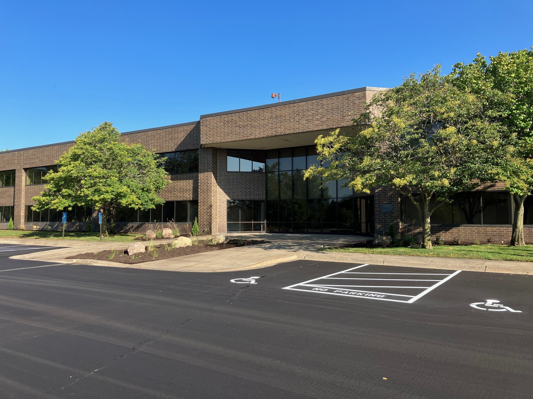 10951 Bush Lake Rd, Bloomington, MN for lease Primary Photo- Image 1 of 3
