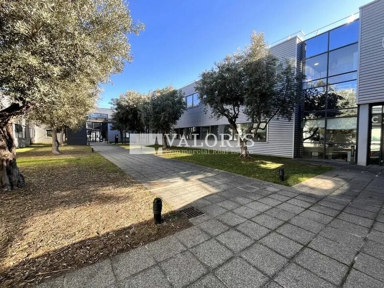 Office in Marseille for lease - Building Photo - Image 1 of 12