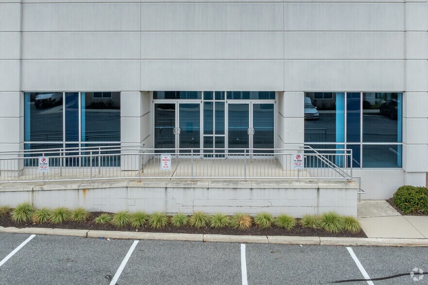 7142 Ambassador Rd, Windsor Mill, MD à louer - Photo du bâtiment - Image 3 de 5