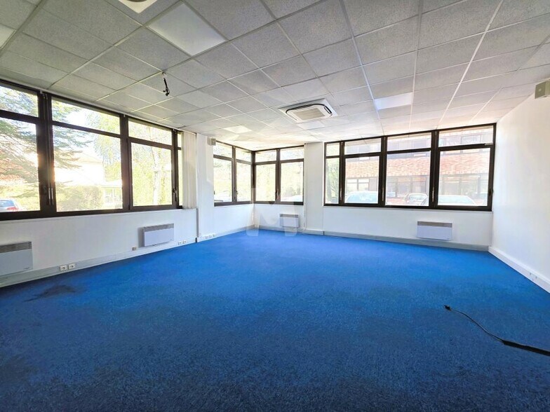 Office in Verrières-le-Buisson for lease - Interior Photo - Image 2 of 11