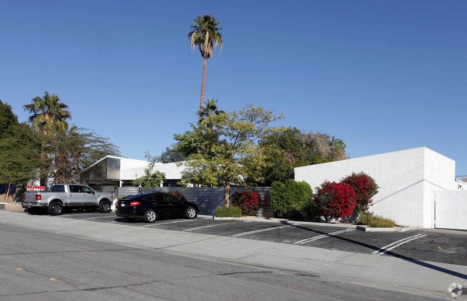 550 S Oleander Rd, Palm Springs, CA à louer - Photo du bâtiment - Image 3 de 14