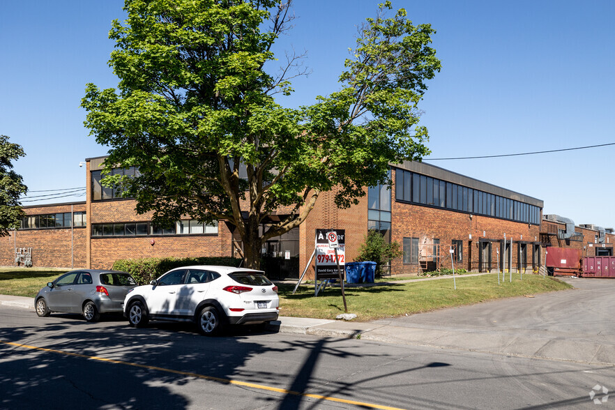 5775 Rue Ferrier, Mont-Royal, QC for lease - Primary Photo - Image 1 of 8