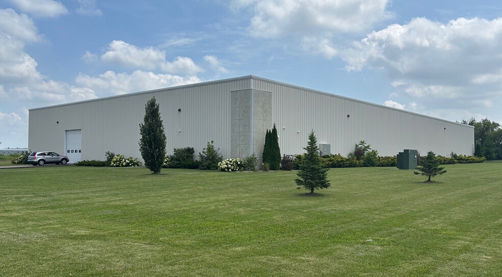 1600 Williams Dr, Stoughton, WI for lease - Building Photo - Image 3 of 8