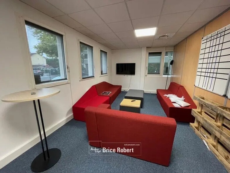 Office in Bron for lease - Interior Photo - Image 1 of 3